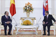 Chủ tịch nước Nguyễn Xuân Phúc gặp Thủ tướng Chính phủ Hoàng gia Campuchia Samdech Techo Hun Sen sáng 21/12. Ảnh: TTXVN