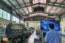 Xe ô tô xếp hàng dài chờ đăng kiểm sau nới lỏng giãn cách ở Hà Nội