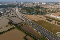 Dự án đường Vành đai 3,5 đoạn đại lộ Thăng Long - Quốc lộ 32 được khởi công vào tháng 10/2017. Tuyến đường đi qua huyện Hoài Đức với chiều dài khoảng 5,6 km, rộng 60 m, tổng mức đầu tư trên 1.000 tỷ đồng.