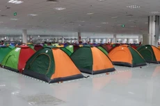 Hình ảnh khác lạ chưa từng có khi các nhà máy tái hoạt động nơi tâm dịch