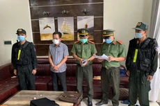 Ông Trần Xuân Long (thứ hai từ trái sang) bị bắt tạm giam về hành vi tham ô tài sản