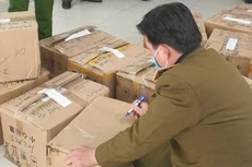 Lực lượng chức năng niêm phòng số đồng hồ thu giữ. Nguồn: baohanoimoi.com.vn