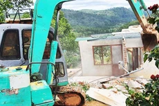 Dùng xe cơ giới tháo dỡ nhà ''mọc'' trái phép ở tiểu khu 268