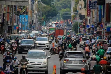 Ngày 21/8, xe cộ qua lại trên nhiều tuyến đường trung tâm tại TP.HCM khá đông đúc. Trong ảnh là đường Hai Bà Trưng, Quận 1, lúc 12h.