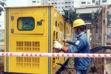 Công ty Điện lực Tân Thuận lắp đặt máy phát điện 250kVA để làm nguồn dự phòng cho bệnh viện dã chiến Quận 7