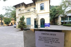 Trường THPT Phan Đình Phùng thông báo cho học sinh nghỉ học để phòng chống dịch. Ảnh: TTXVN