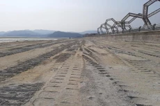 Lợi dụng tình hình dịch bệnh phức tạp, Công ty cổ phần đầu tư xây dựng Phương Đông có trụ sở tại xã Đông Xá, huyện Vân Đồn (Quảng Ninh) đã ngang nhiên đổ hàng chục nghìn khối đất đá lấn chiếm vịnh Bái Tử Long