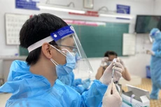 Thủ tướng chỉ đạo đến nhà người có nguy cơ cao tiêm vaccine