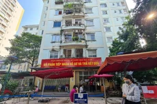 Sáng 21/9, tại Văn phòng đăng ký đất đai Hà Nội trên đường Hoàng Minh Giám (quận Thanh Xuân) rất đông người dân đến nộp hồ sơ, làm thủ tục liên quan đến nhà đất.