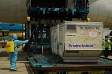 Ý nghĩa đặc biệt của lô vắc xin Covid-19 đầu tiên về Việt Nam