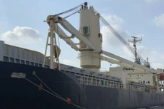 Tàu Kaisa chở đoàn tàu số 2 đã chính thức cập cảng Khánh Hội