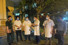 Lãnh đạo tỉnh Vĩnh Phúc thăm Bệnh viện Đa khoa Vĩnh Phúc và có cuộc họp khẩn để ra quyết định cách ly trong đêm