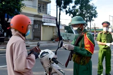 Hình ảnh ngày đầu quân đội tham gia siết chặt giãn cách xã hội ở TP.HCM