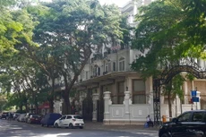 Đưa 35 người Trung Quốc nghi nhập cảnh trái phép tại một khách sạn đi cách ly tại Bệnh viện dã chiến Củ Chi. Ảnh minh hoạ