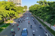 Đường phố TP.HCM vắng vẻ ngày đầu giãn cách xã hội