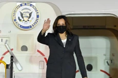 Không lực 2 đưa Phó Tổng thống Mỹ tới Hà Nội thăm chính thức Việt Nam