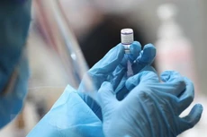 Lực lượng y tế chuẩn bị vaccine phòng COVID-19 tiêm cho người dân. Ảnh: TTXVN