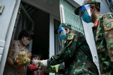 Hàng trăm hộ dân ở vùng vàng quận Phú Nhuận nhận túi quà an sinh