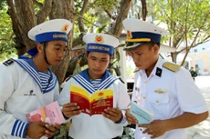 Các chiến sĩ đảo Trường Sa nghiên cứu Luật Bầu cử đại biểu Quốc hội và đại biểu HĐND. Ảnh: Báo Đắk Lắk