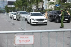 Lực lượng chức năng lập hành rào phân luồng phương tiện, kiểm soát chặt người và phương tiện khi ra đường. Ảnh: TTXVN