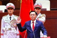 Đồng chí Vương Đình Huệ tuyên thệ