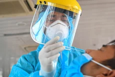 Cận cảnh test nhanh Covid-19 cho khách ra vào Thủ đô ở sân bay Nội Bài