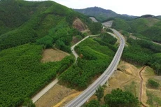 Một đoạn cao tốc La Sơn-Túy Loan nhìn từ trên cao. Ảnh: TTXVN