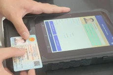 CCCD gắn chip có thể được kiểm tra thông tin qua thiết bị đọc hoặc smartphone