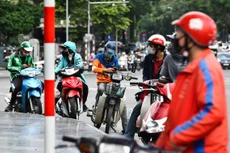 Tại các chân tòa nhà văn phòng ở Hà Nội, những ngày qua shipper liên tục giao hàng. Trong ảnh là ngã tư Láng Hạ - Thái Hà thời điểm 11h30, gần giờ ăn trưa ngày 23/9.