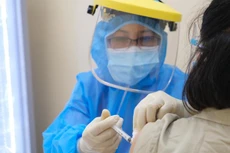 Bộ Y tế vừa cho phép tiêm 01 mũi nhắc lại ít nhất 3 tháng sau mũi cuối cùng của liều cơ bản
