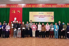 Báo Đấu thầu trao 300 suất quà Tết cho các hộ nghèo huyện Quảng Xương và TP. Sầm Sơn