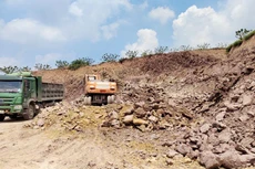 Đội giá vì thủ tục xin cấp phép khai thác mỏ đất để san lấp mặt bằng