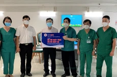 Ông Lê Xuân Thái – Chủ tịch Công đoàn EVNSPC (thứ ba từ trái sang) trao tặng 50 bộ máy tính và 50 máy in cho Bệnh viện Bạch Mai tại TP. Hồ Chí Minh