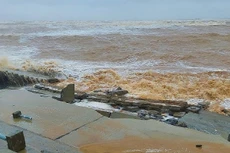 Công trình được bê tông hóa hết mức, nhưng hiện rất tan hoang.