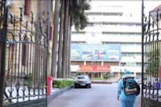 Lực lượng y tế tiến hành phun khử khuẩn tại trụ sở Bộ Giao thông Vận tải. Ảnh: Hoàng Hiếu