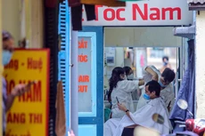 Người dân Hà Nội đổ xô đi cắt tóc trước lệnh đóng cửa tiệm