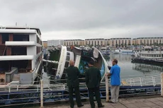 Cơ quan chức năng Quảng Ninh đang điều tra vụ du thuyền neo đậu tại Cảng Tuần Châu bị lật ngang