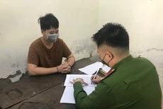 Cán bộ Đội Cảnh sát kinh tế Công an thành phố Vinh lấy lời khai đối tượng Nguyễn Đình Ngọc