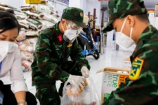 “Shipper tình nguyện” trao túi an sinh tại TP.HCM: Xe thôi lăn bánh khi không còn ai khổ