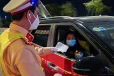 Đêm đầu tiên Công an TP.HCM kiểm tra người ra đường sau 18h