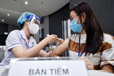 Thủ tướng Chính phủ chỉ đạo tổ chức tiêm chủng miễn phí, an toàn, kịp thời, hiệu quả, không phân biệt các loại vaccine. Ảnh Duy Hiệu