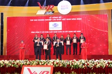 Ông Nguyễn Khắc Hải, Phó Tổng giám đốc thay mặt Tổng công ty CP Vinaconex đón nhận Chứng nhận của Ban tổ chức