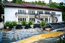 Cống thoát nước bị sập, mưa lũ phá hủy resort Hoàng Gia