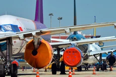Cảnh máy bay, xe khách, tàu hỏa ngừng lăn bánh những ngày giãn cách