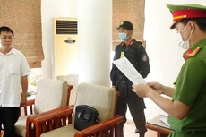 Công an đọc lệnh bắt Ngô Văn Thu. Ảnh do Công an cung cấp