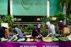 Dân Sài Gòn xếp hàng dài trăm mét chờ mua thực phẩm ở "siêu thị dã chiến"