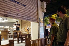 Hà Nội siết chặt phòng dịch, đóng cửa nhà hàng, cơ sở kinh doanh dịch vụ ăn uống trước 21h hàng ngày. Ảnh: Hà Phương