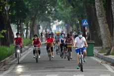 Hàng trăm người thể dục buổi sáng ở hồ Gươm, hồ Tây