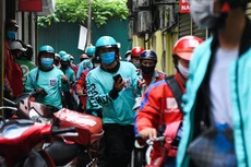 Shipper chen lấn ngày đầu Hà Nội chỉ cho phép bán đồ ăn mang về