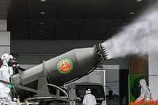 Dàn xe đặc chủng khử trùng Bệnh viện Bệnh Nhiệt đới Trung ương